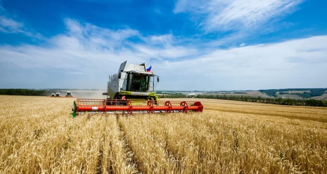 O BNDES liberou R$ 2,2 bilhões para o Plano Safra 2024/2025, fortalecendo a agropecuária e apoiando pequenos produtores.