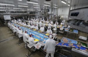 Indústria de Alimentos no Paraná é a Segunda Maior Empregadora no Brasil Paraná é destaque na indústria de alimentos no Brasil, com 237 mil trabalhadores e forte presença no setor de carnes.