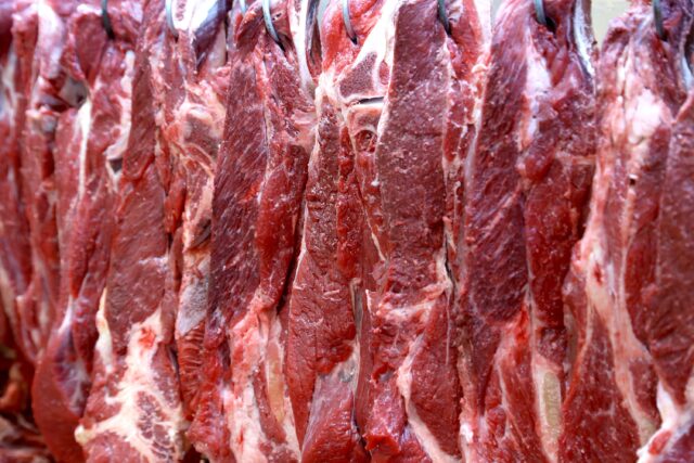 Exportadores brasileiros comemoram alta nos preços da carne bovina destinada à China, com avanço de 8,33% nos valores praticados em setembro de 2024.