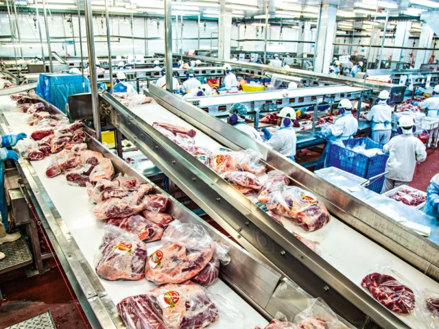 Minerva expande capacidade de abate com compra bilionária de 16 plantas da Marfrig.