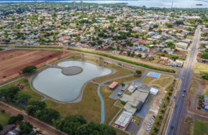 Ratinho Junior busca apoio para resolver invasão de terra no Oeste do Paraná Ratinho Junior discute no STF soluções para a invasão de terras no Oeste do Paraná, buscando segurança para agricultores e indígenas.