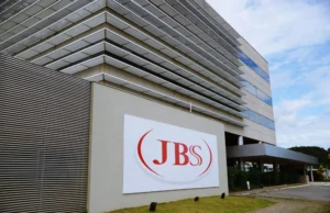 Forbes Agro100: JBS, Marfrig e Cargill são destaque Forbes Agro100 revela JBS, Marfrig e Cargill como gigantes do agro em 2023, com faturamento acima de R$ 100 bilhões.