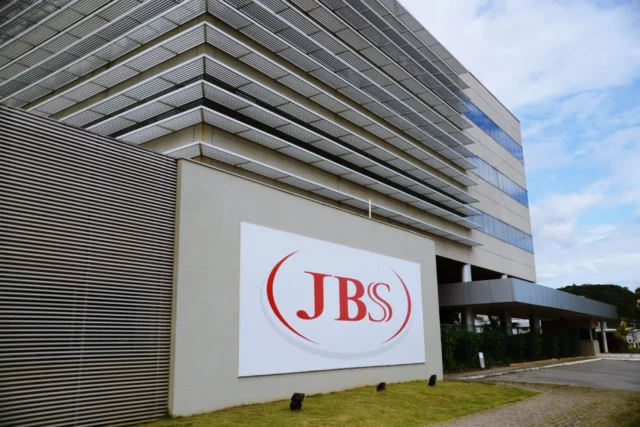 jbs Forbes Agro100 revela JBS, Marfrig e Cargill como gigantes do agro em 2023, com faturamento acima de R$ 100 bilhões.