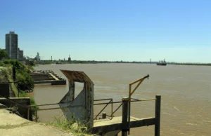 Baixa no Rio Paraná afeta exportações da Argentina e eleva custos Baixa do Rio Paraná impacta exportações, aumentando custos e ameaçando a produção de milho, arroz e soja na Argentina.