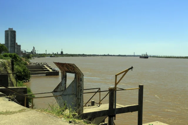 Baixa do Rio Paraná impacta exportações, aumentando custos e ameaçando a produção de milho, arroz e soja na Argentina.