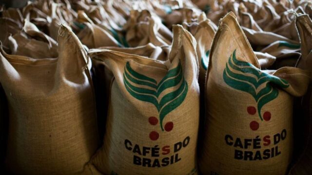 saca-de-cafe O Brasil acumulou milhões de sacas de café não embarcadas devido a atrasos e falta de infraestrutura nos portos.