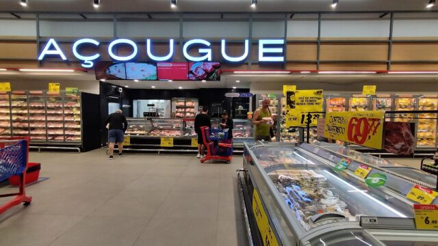 Carrefour deixa de vender carne do Mercosul e gera reação do agro brasileiro. Consumidores e empresários pedem boicote.