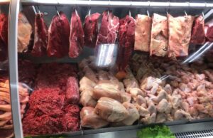 Frigoríficos brasileiros suspendem fornecimento ao Carrefour no Brasil Carnes brasileiras deixam de abastecer o Carrefour no Brasil. Frigoríficos reagem a polêmicas do CEO global.