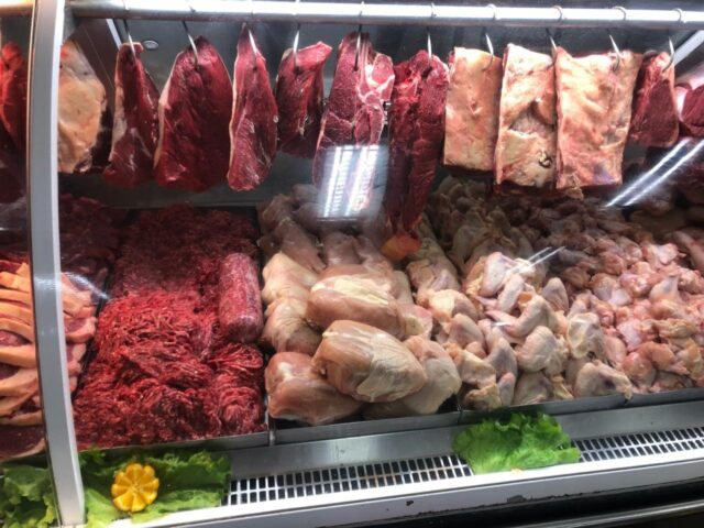 Carnes brasileiras deixam de abastecer o Carrefour no Brasil. Frigoríficos reagem a polêmicas do CEO global.