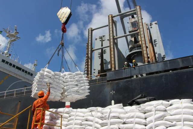 Exportações de açúcar do Brasil atingem 31,68 milhões de toneladas em 2024, superando o recorde histórico.