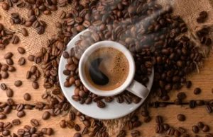 Café no Brasil: Preços Acompanhando Alta Global Café registra forte valorização nas bolsas internacionais. Expectativas otimistas para safra brasileira de 2025, apesar das recentes perdas climáticas.