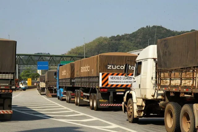 Logística agro enfrenta desafios com safra recorde de grãos em 2024. Infraestrutura portuária é essencial para exportações eficientes.