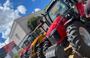 Polícia Civil apreende tratores avariados por enchentes no RS que estavam à venda no Paraná